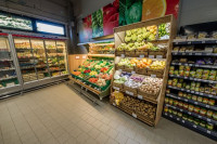 Na Den vítězství 8. května je v provozovnách nad 200 metrů čtverečních prodejní plochy zakázán prodej, na Svátek práce 1. května se tento zákaz nevztahuje